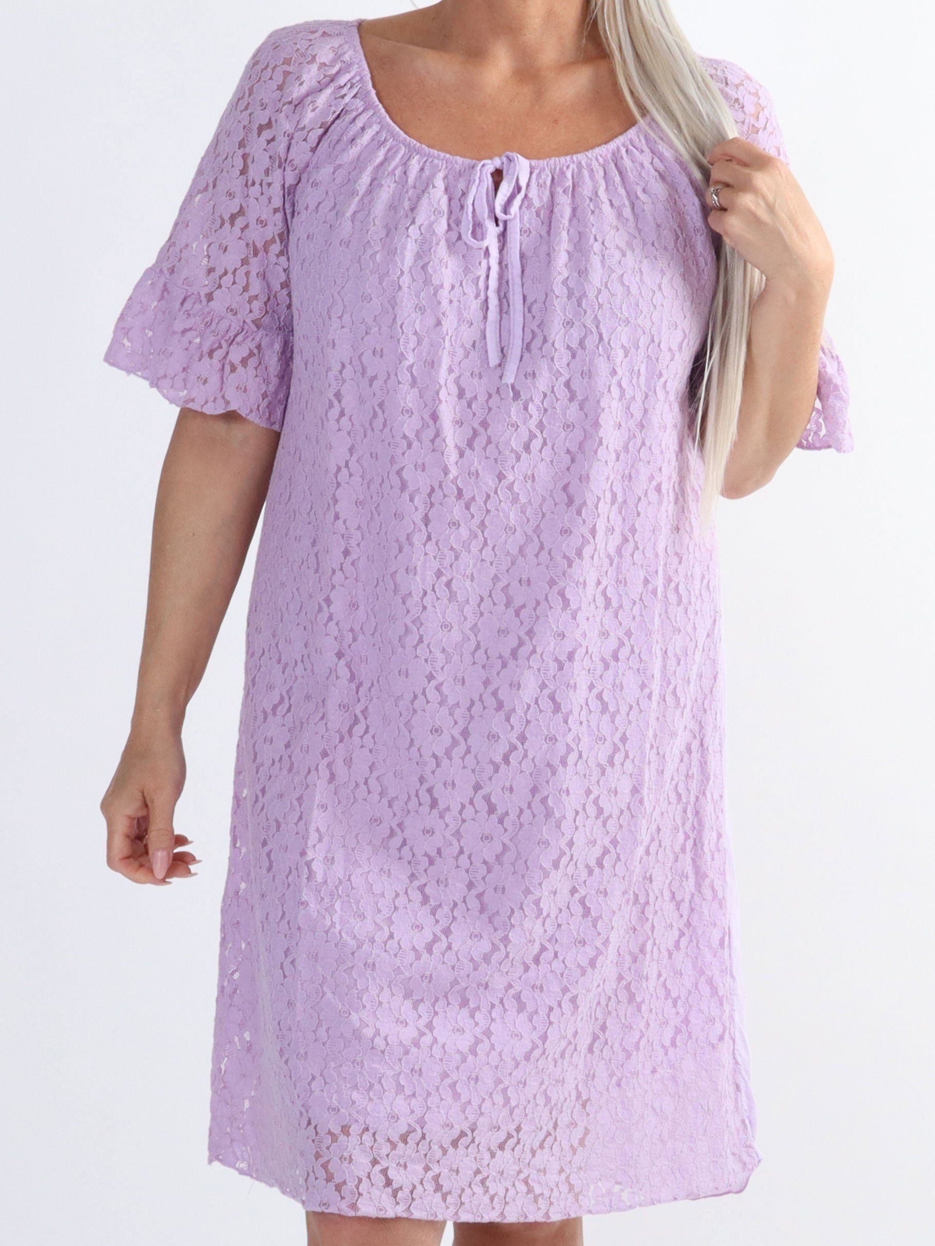 Arisha - Söt spetsklänning i stora storlekar